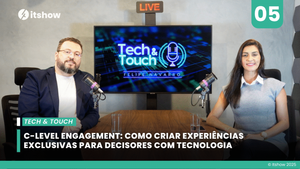 Luciana Corrêa, gerente de marketing da Solo Network, ao lado de Felipe Navarro durante a gravação do podcast Tech & Touch Ep.05, discutindo estratégias de engajamento executivo em eventos no mercado B2B Tech.