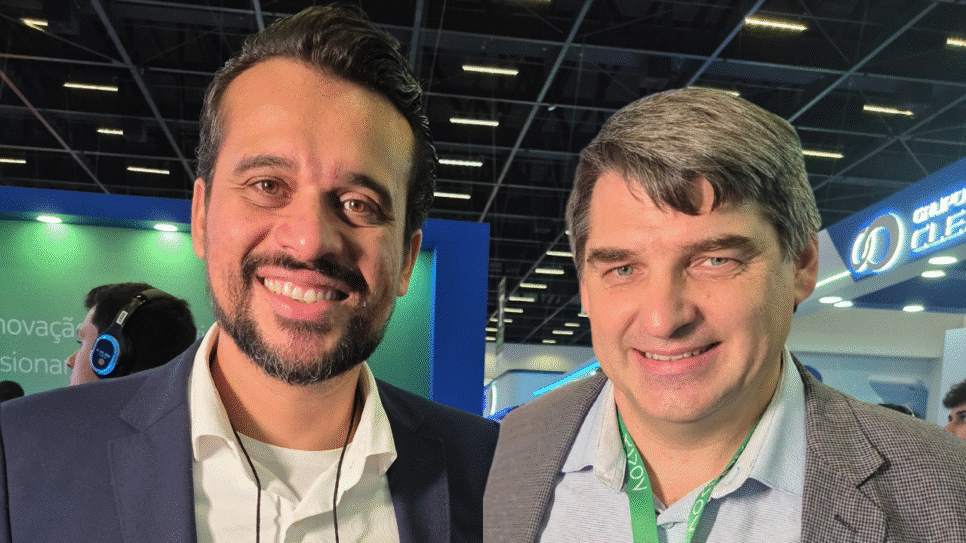 Federico Cunha, diretor de cibersegurança da Nokia, durante entrevista na Futurecom 2025, falando sobre proteção de operadoras de telecom contra ataques digitais.