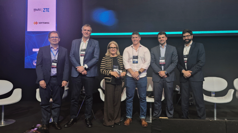 Painel sobre o Plano Nacional de Inteligência Artificial e Competitividade Digital, com debatedores como Luiz Prado, Afonso Nina, Andrei Gutierrez e outros especialistas.