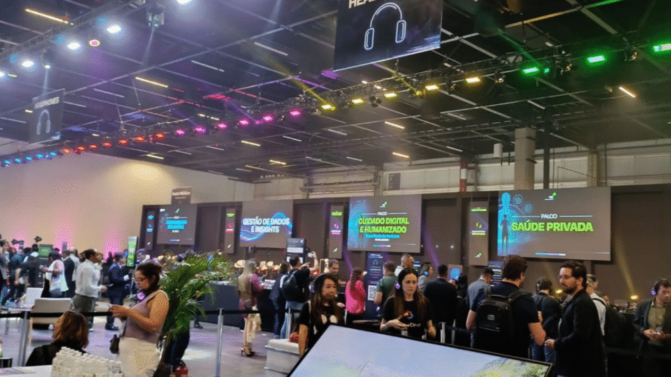 Público e expositores no Healthcare Innovation Show 2025, evento sobre inovação e tecnologia em saúde no São Paulo Expo