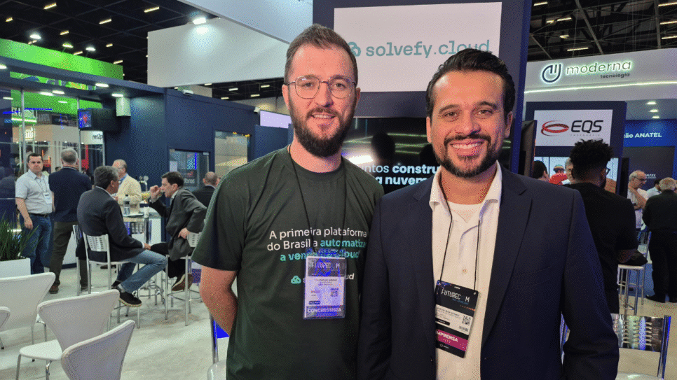 Crystian Luis, executivo da Solvefy Cloud, durante entrevista na Futurecom 2025, destacando a plataforma de automação de vendas de cloud.