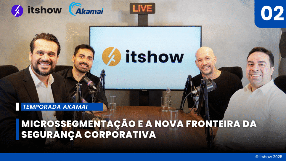 Cassio Menezes, Marco Túlio e Fernando Serto posando juntos durante a gravação do Akamai Talks, representando o debate sobre micro segmentação Zero Trust e o futuro da segurança corporativa.