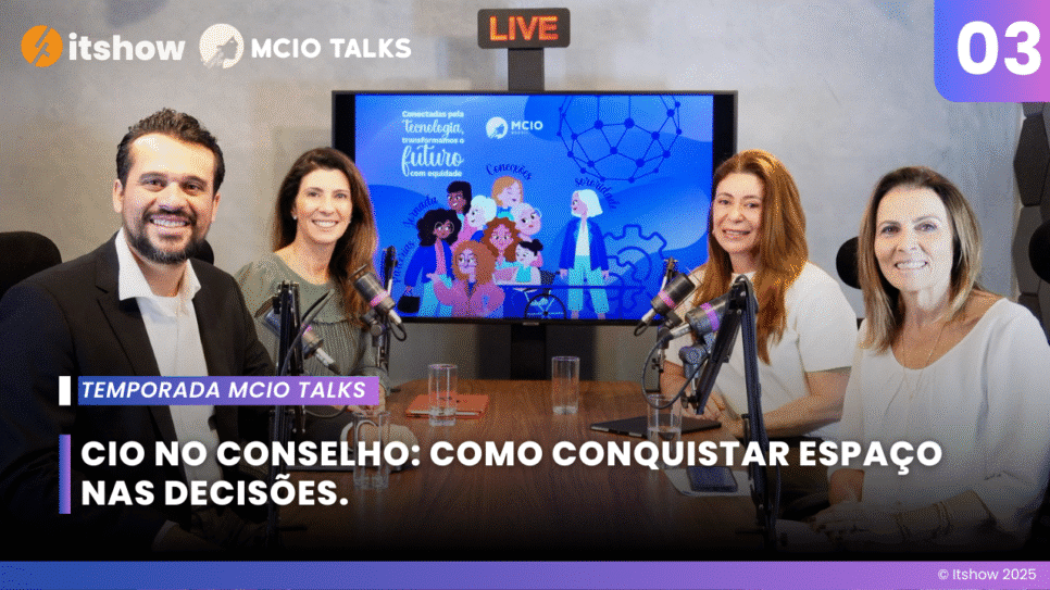 Márcia Wolff, Christiane Edington e Fátima Primati — sentadas no estúdio durante a gravação, simbolizando liderança feminina e representatividade na tecnologia.