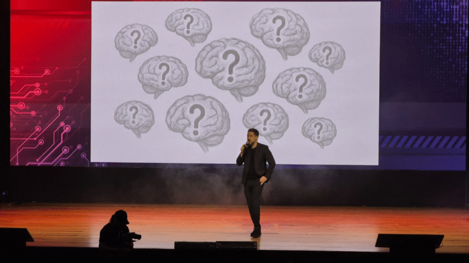 Pedro Cortella falando no palco durante o keynote de abertura do IT Summit 2025, no Teatro WTC.