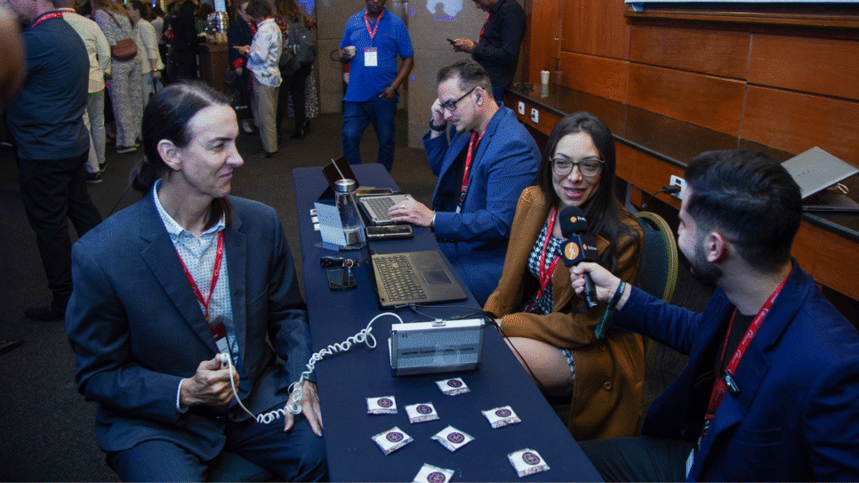 Especialistas em biohacking participam de entrevista no IT Summit 2025, usando dispositivos biométricos e discutindo técnicas para reduzir burnout e melhorar performance corporativa.