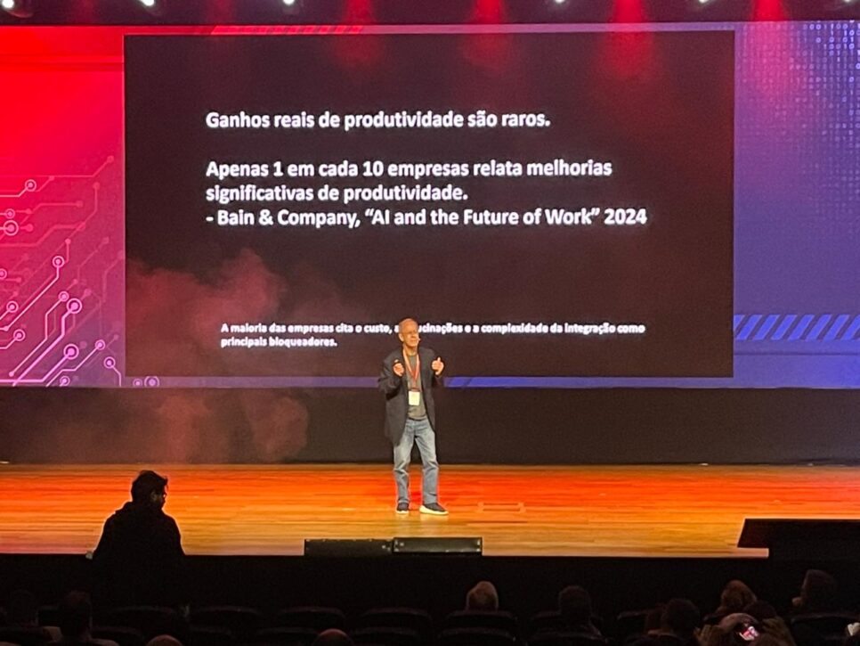 Cezar Taurion apresentando keynote sobre IA Generativa no palco do IT Summit 2025.
