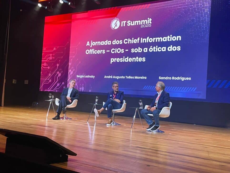 Painel com CEOs no palco do IT Summit 2025 discutindo o papel estratégico dos CIOs.