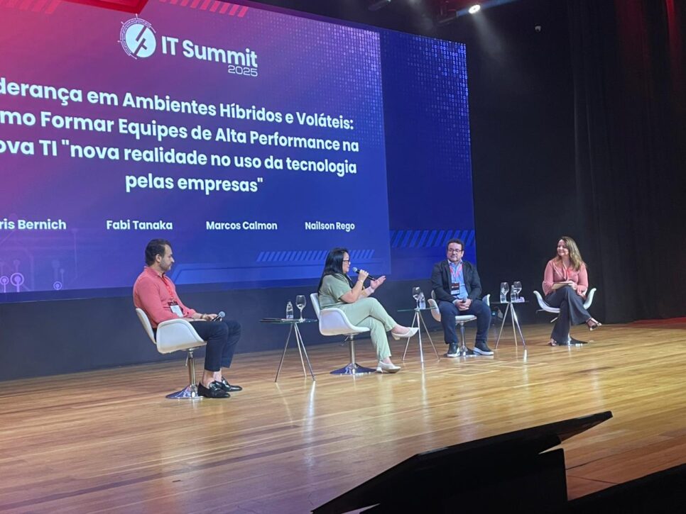 Painel de líderes discutindo o papel do CIO na transformação digital, no IT Summit 2025.