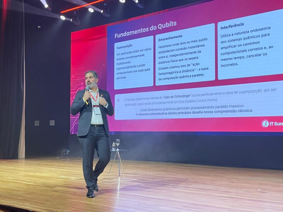 Wolmer Godoi apresentando keynote sobre computação quântica no palco do IT Summit 2025.