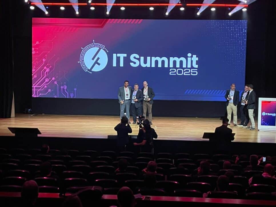 Executivos sendo premiados no encerramento do IT Summit 2025 no palco do Teatro WTC.