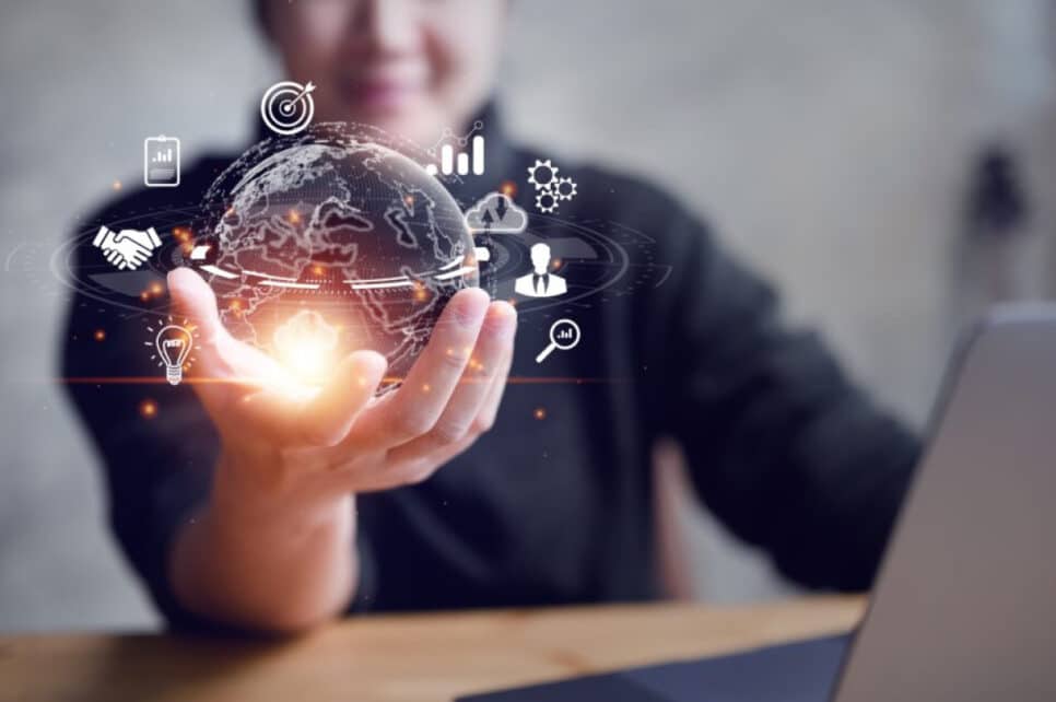 Pessoa usando tecnologia inteligente com hologramas de globalização, gráficos e ícones de inovação (fábricas)