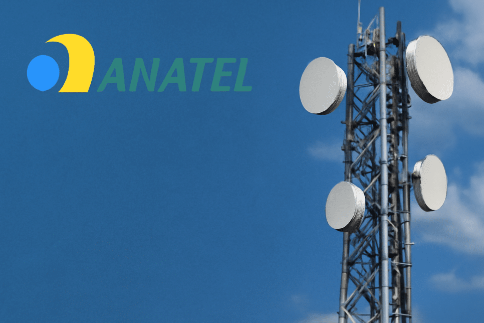 IoT: orre de telecomunicações com antenas, destacando o logotipo da Anatel, contra o céu azul, representando o avanço da regulação para IoT no Brasil.