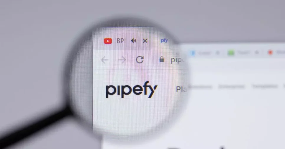 Uma lupa destaca o logotipo e o texto "pipefy" em uma aba de navegador da web. Também são visíveis ícones de outras abas ou extensões, incluindo YouTube, BP e configurações de som. (IA)