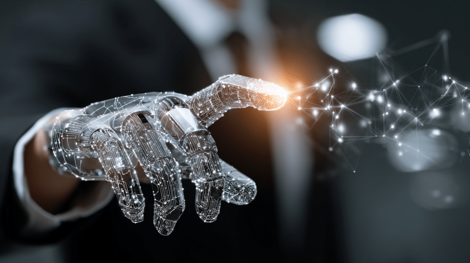 CIOs tomando decisões estratégicas baseadas em tecnologias inovadoras, como inteligência artificial, computação em nuvem, 5G e blockchain, para otimizar a segurança e a eficiência nas empresas.