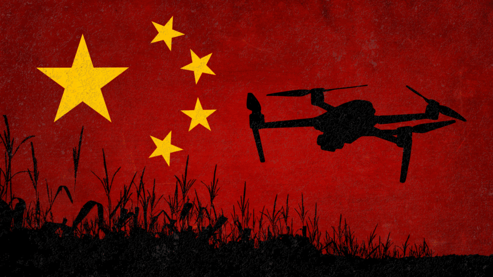 Bandeira chinesa sobreposta pela sombra de um drone em uma plantação, simbolizando a utlização de drones agrícolas para transporte de carga