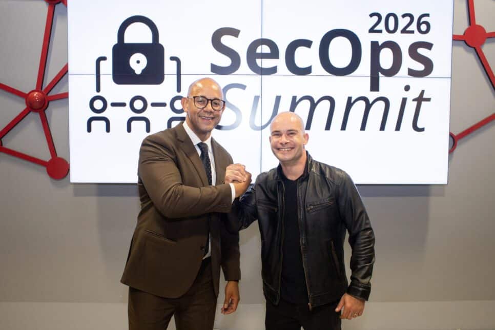 Rodrigo Pan e Arthur Reis ao fundo a logo do SecOps 2026