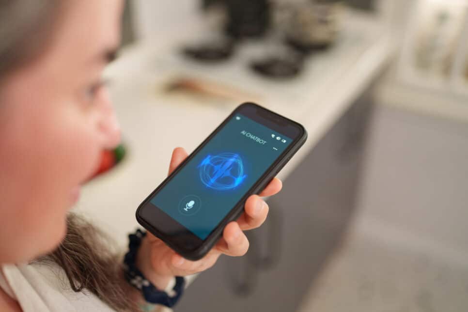 Imagem de mulher falando no telefone mostrando produtividade com IA