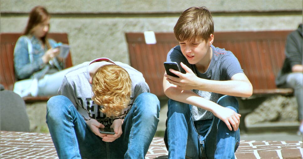 Governos de vários países tentam restringir celulares e redes sociais a crianças e adolescentes – Foto: Pixabay/Creative Commons. Espanha