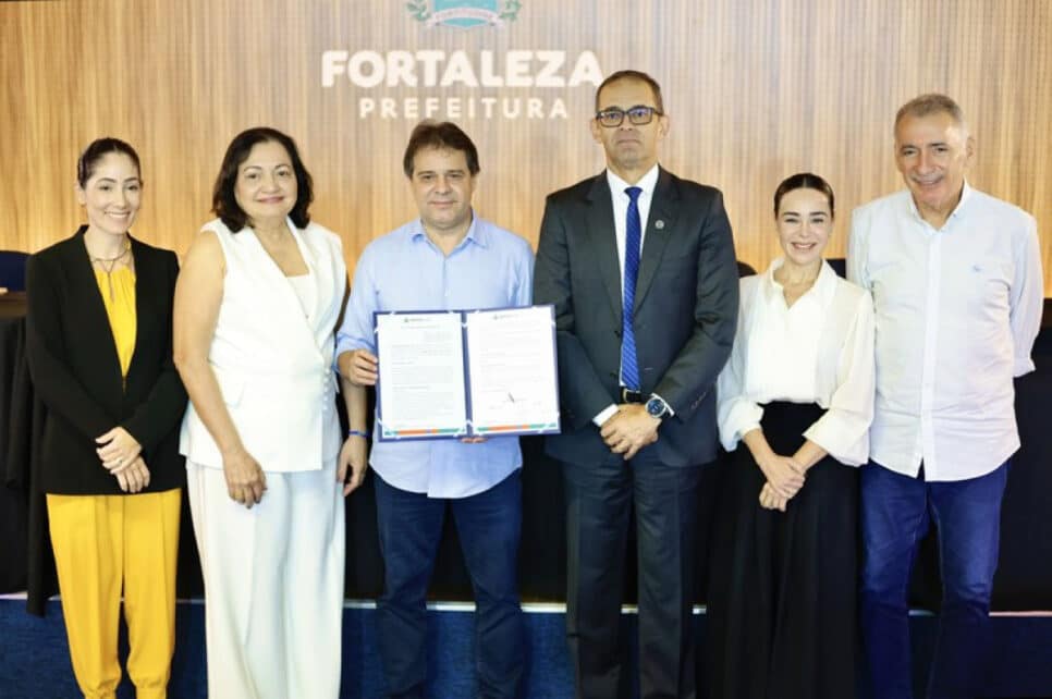 Evandro Leitão, prefeito de Fortaleza, assina a adesão do município de Fortaleza ao PPSI