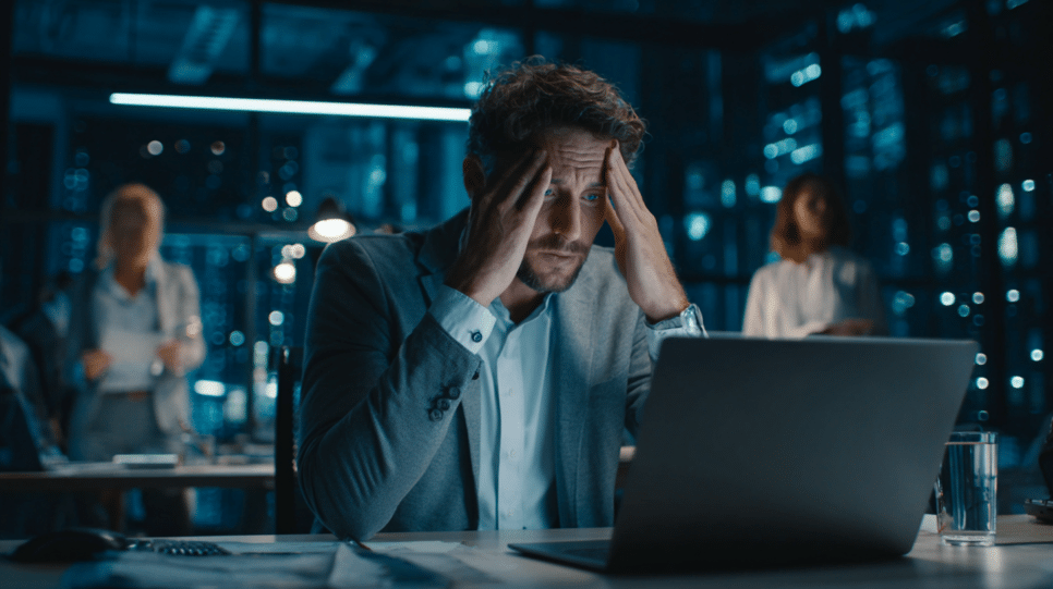 Executivo de cibersegurança analisa incidente de IA (IA Copilot) corporativa após bug expor e-mails confidenciais em ambiente empresarial.