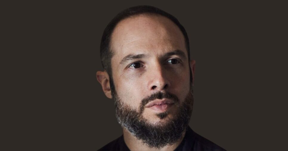 Aza Raskin fala sobre IA e natureza. Imagem: Reprodução/LinkedIn