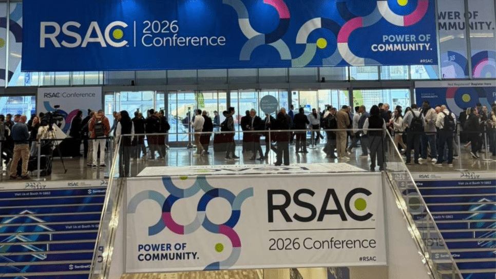 Entrada da RSAC 2026 Conference com participantes chegando ao evento de cibersegurança em São Francisco