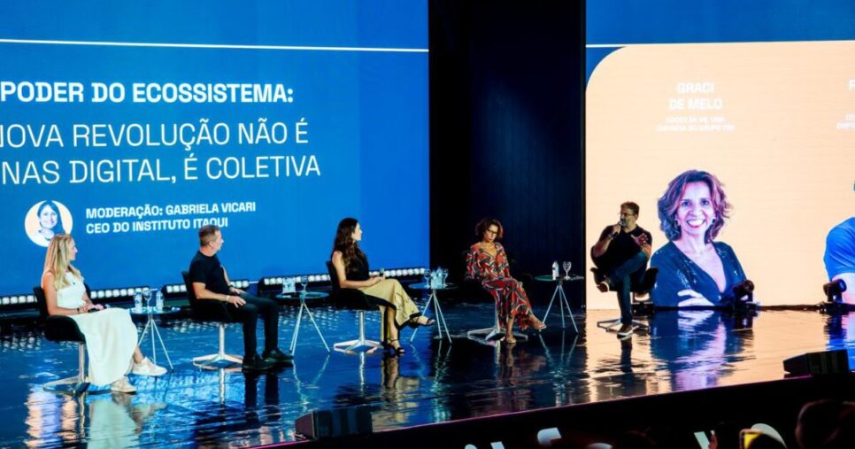 Graci de Melo, coCEO da V8; Rodrigo Xavier, coCEO da V8; Vera Goulart, diretora acadêmica da SPTech; Alessandro Goulart, CEO da SPTech; e Gabriela Vicari, CEO do Instituto Itaqui, no IT Forum Trancoso 2026. Imagem: PlayP Brasil/Divulgação