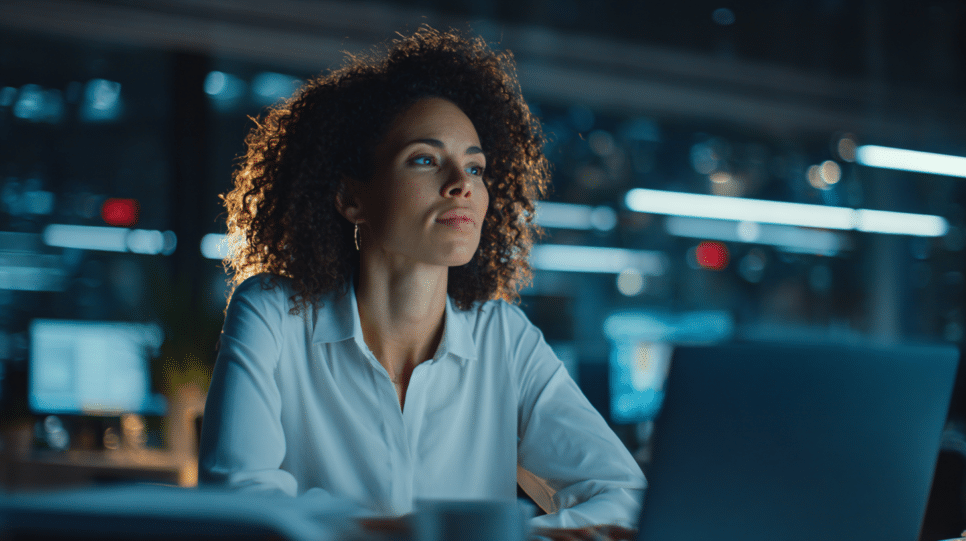 Vulnerabilidade: Profissional em escritório corporativo usando notebook em contexto de cibersegurança, representando o fator humano como vulnerabilidade nas empresas.